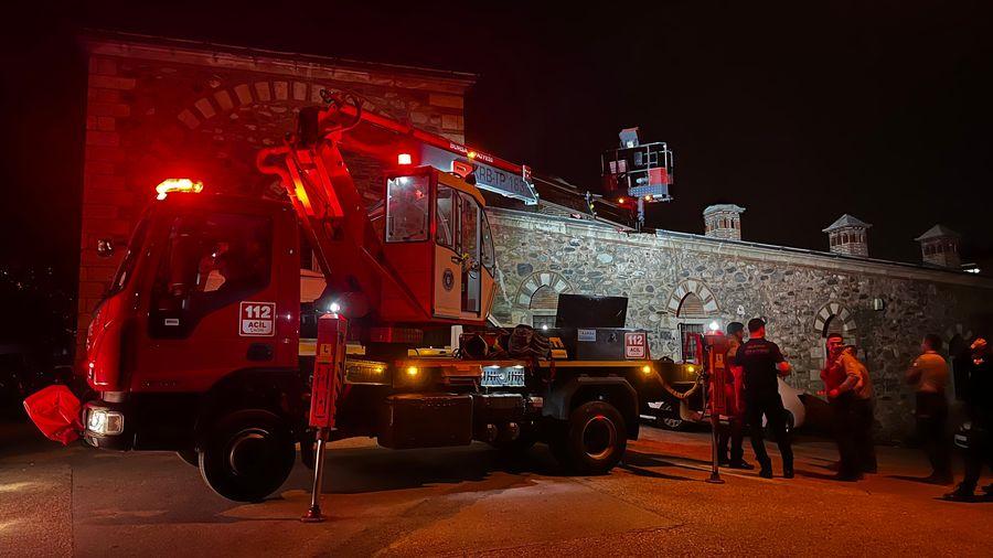 634 yıllık hastanenin çatısındaki levhaları çalarken düşüp yaralandı