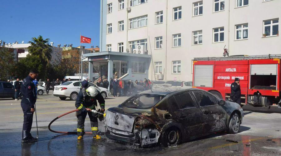 Antalya'da hastane otoparkındaki otomobil yandı