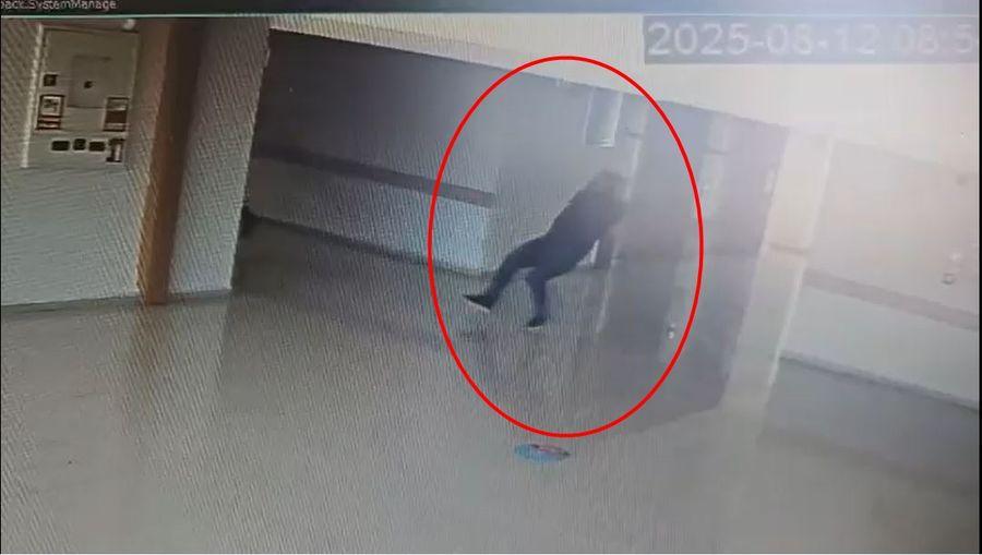 Hastanede 'mavi kod' verilen hastaya müdahaleye giderken düştü