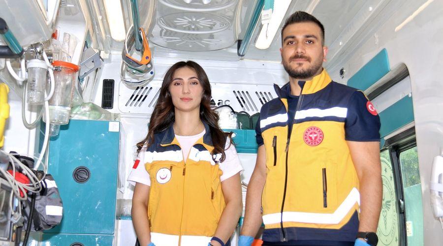 Sağlık çalışanları ambulansta ikiz doğumu gerçekleştirdi