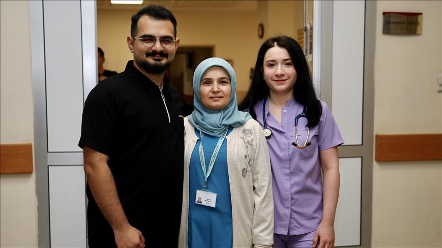 Hayalini gerçekleştirip doktor oldu, annesiyle aynı hastanede görev yapıyor