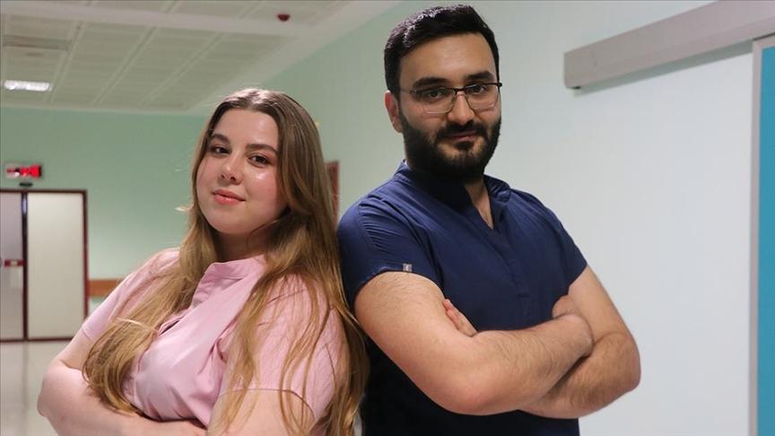 Ameliyathanede tanıştılar, hem eş hem ekip arkadaşı oldular