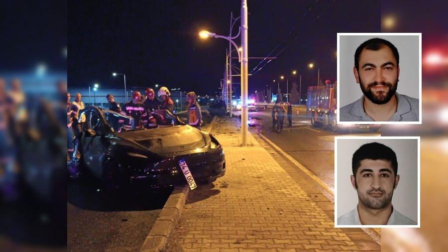 Malatya'da direğe çarpan Tesla alev aldı! 2 hemşire hayatını kaybetti