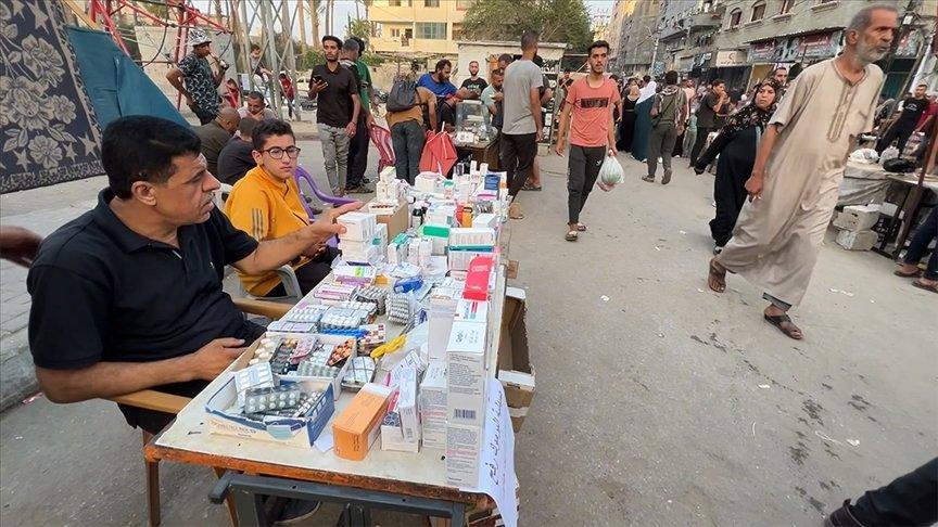 Gazze'de doktor kardeşler açtıkları tezgahla hastalara ilaç ulaştırıyor