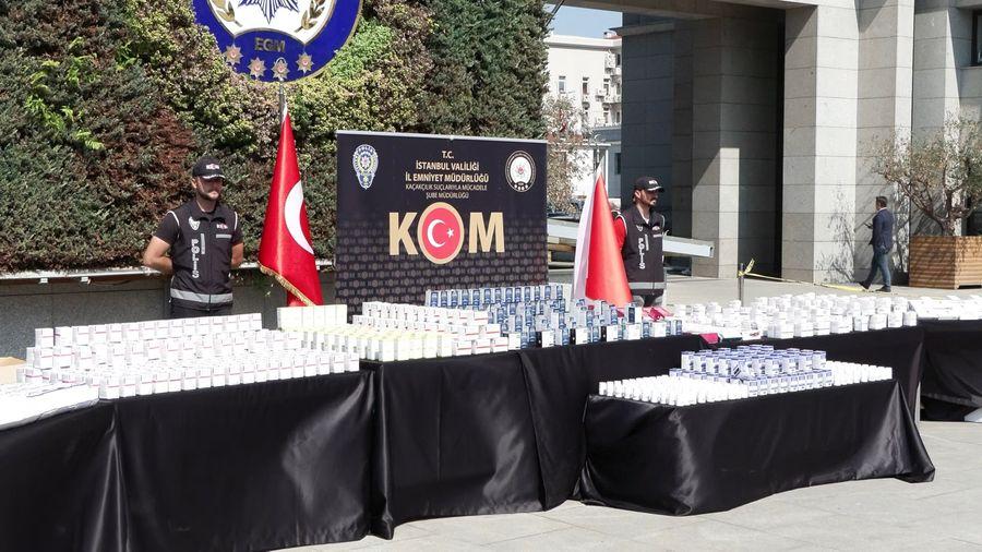 İstanbul'da 150 milyon liralık kaçak ilaç operasyonunda ele geçirilenler sergilendi