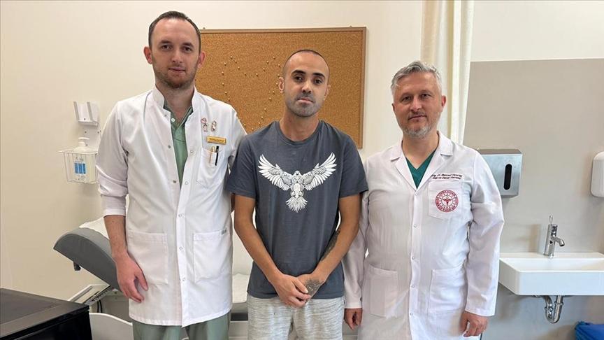 Doğuştan kalbinde delik bulunan ve damarları ters olan hasta 5 santimlik kesiyle tedavi edildi