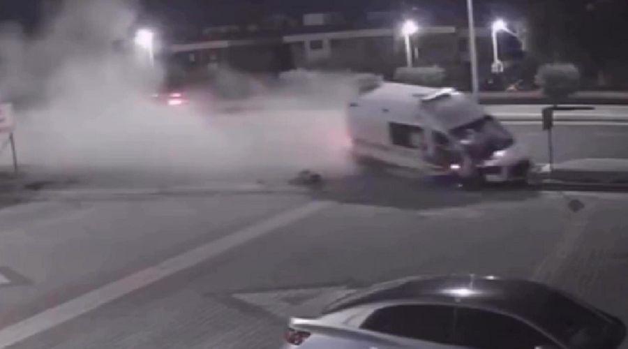 Kaldırıma çarpan ambulanstaki 3 sağlık çalışanı yaralandı; kaza kamerada
