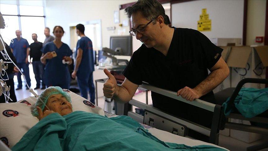 69 yaşındaki hastanın kalp kapağı, ameliyatsız anjiyo yöntemiyle değiştirildi