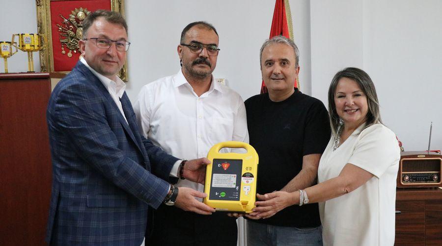 Kalp krizinden ölen profesörün lise arkadaşları, mezun oldukları okula defibrilatör cihazı bağışladı