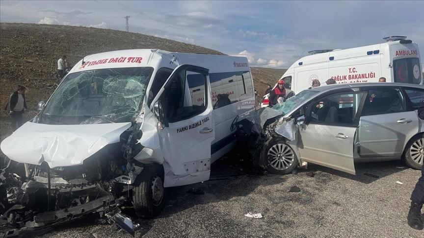 Doktor ve öğretmenleri taşıyan minibüs kaza yaptı: 18 yaralı