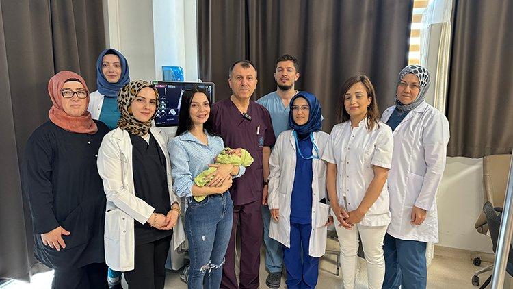 Anne karnında göbek kordonundan 6 kez kan verilen bebek sağlıklı şekilde doğdu