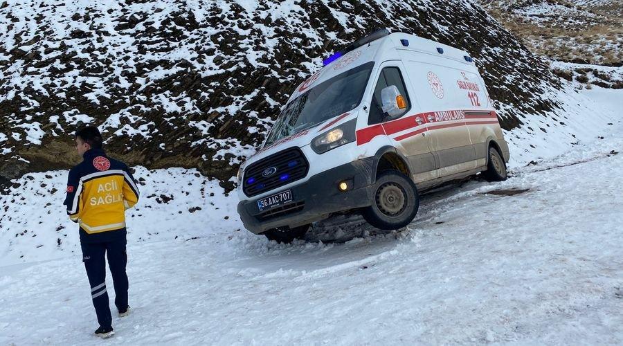 Siirt’te kara saplanan ambulans kurtarılıp hastaya ulaştırıldı