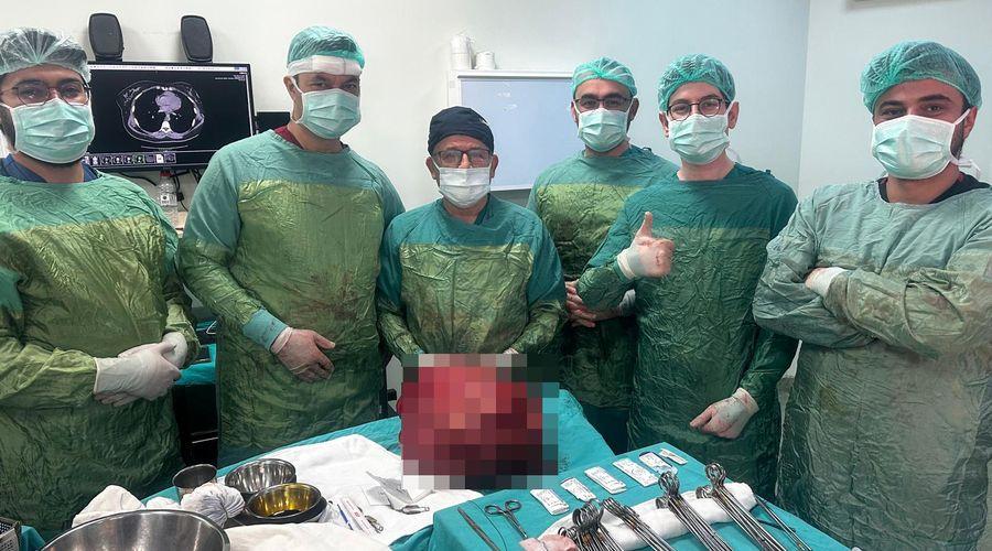 Karnından dev kitle çıkarıldı! '30 yıllık meslek hayatımda çıkarttığım en büyük kitle'