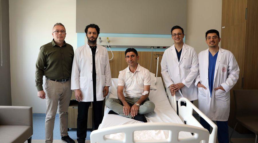Kavgada koparılan kulak memesi süper mikrocerrahiyle yerine dikildi