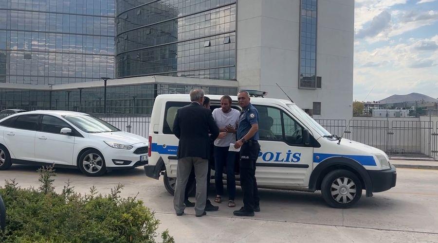 İstediği ilaç yazılmayınca bıçakla kendine zarar vermeye kalkıştı