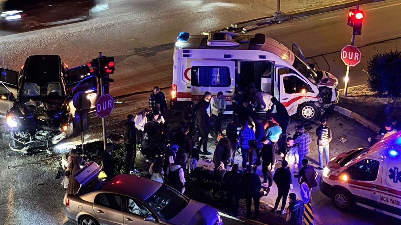 Antalya'da hasta taşıyan ambulans ile otomobil çarpıştı: 9 yaralı