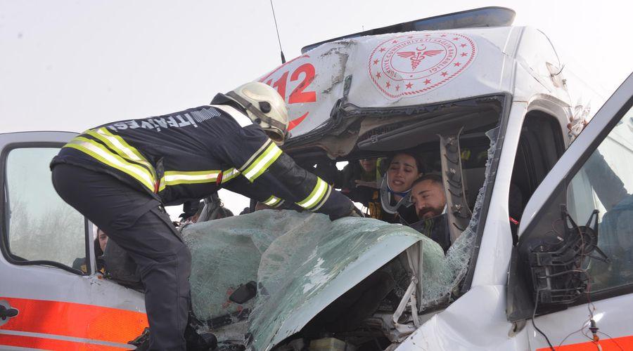 Kaza ihbarına giden ambulans, TIR'a çarptı; 3 sağlık görevlisi yaralı