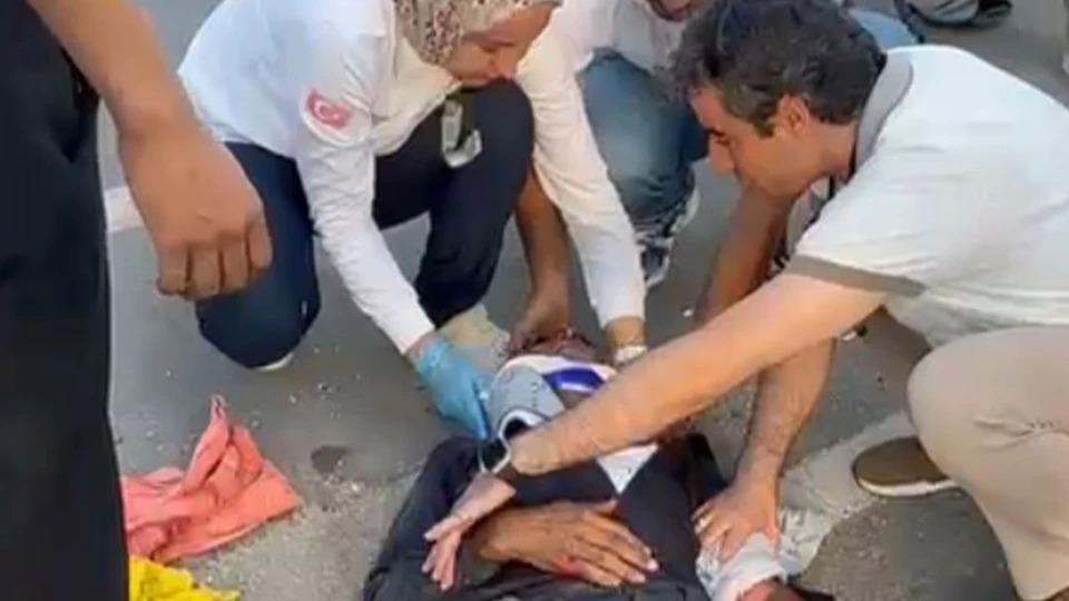 Kazada yaralanan motosiklet sürücüsüne ilk müdahaleyi yoldan geçen doktor yaptı
