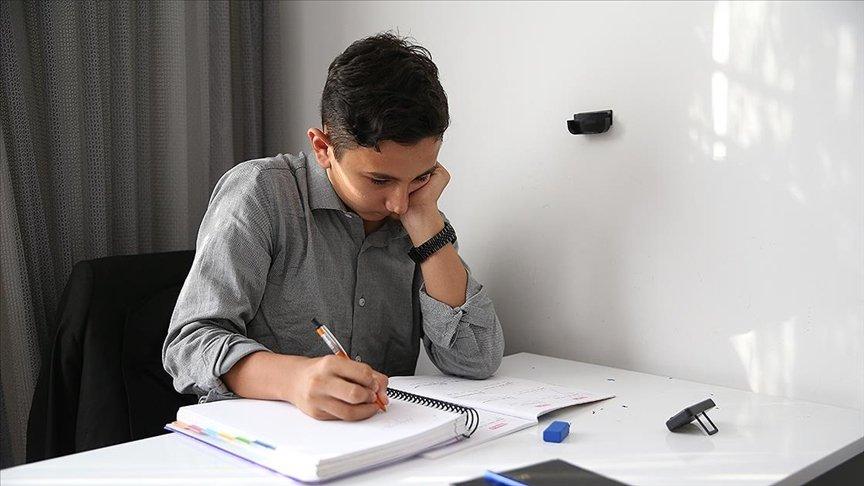 Doğum gününde LGS'den tam puan aldığını öğrenen depremzede Kerem'in hayali, doktor olmak