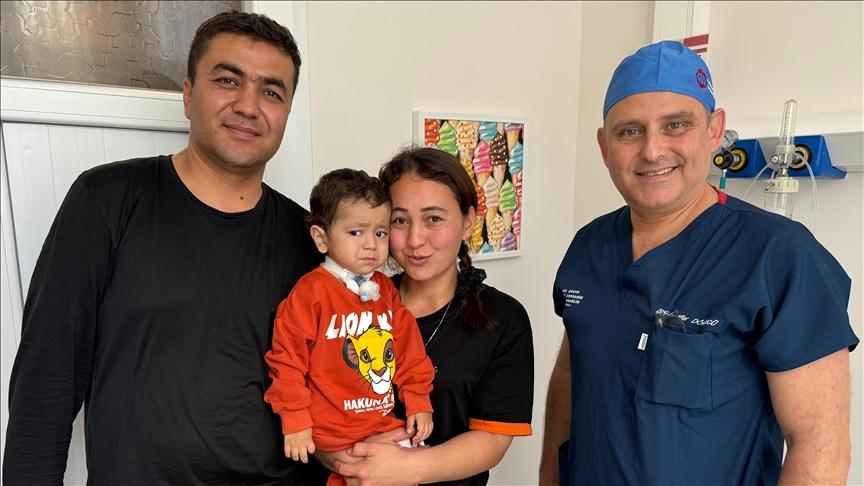 Kimyasal sıvı içen bebeğe mideden alınan parçayla yemek borusu yapıldı