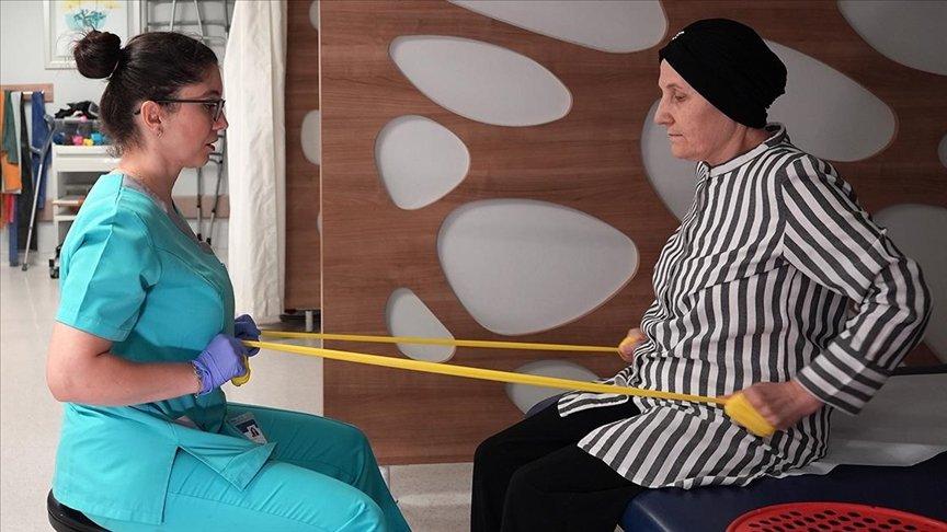 Beyin ameliyatı sonrası kısmi felç geçiren kadın fizik tedaviyle ayağa kalktı