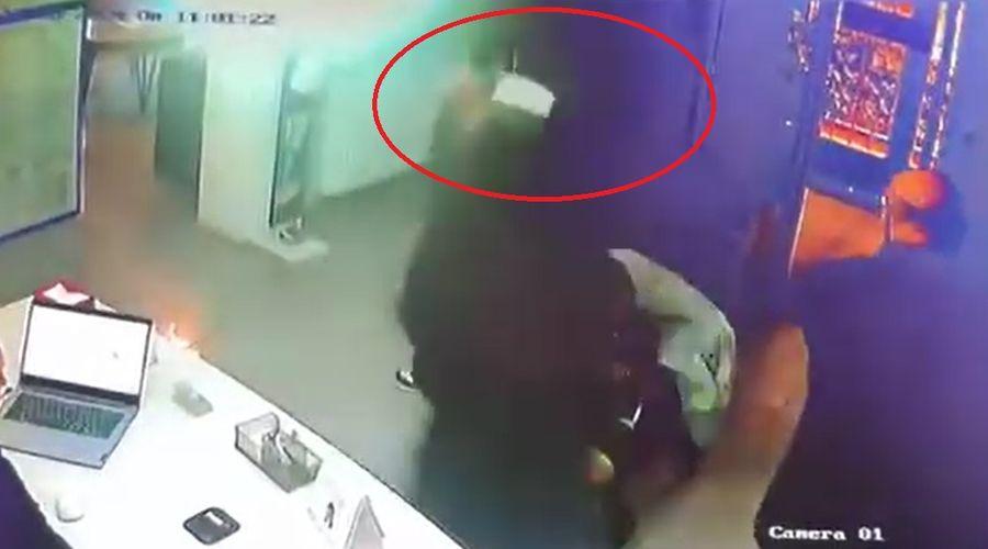 Klinikte yüksek sesle konuşup küfreden kadın, kendisini uyaran diş hekimini bıçakladı; o anlar kamerada