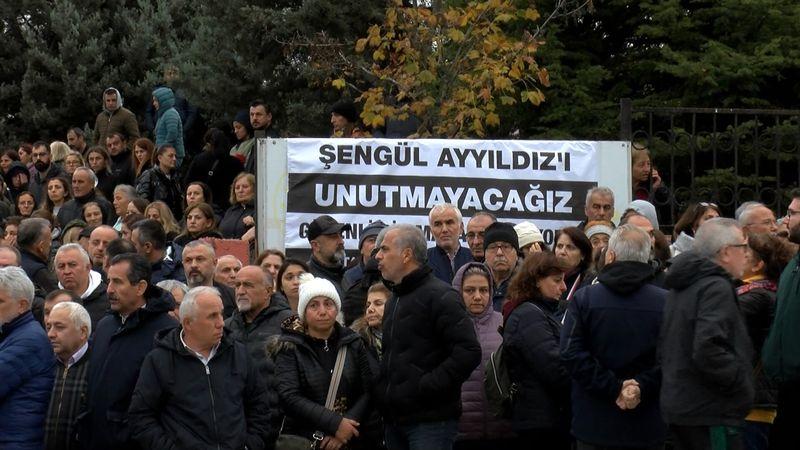 İstanbul'da kazada hayatını kaybeden hemşirenin yakınları olay yerine karanfil bıraktı
