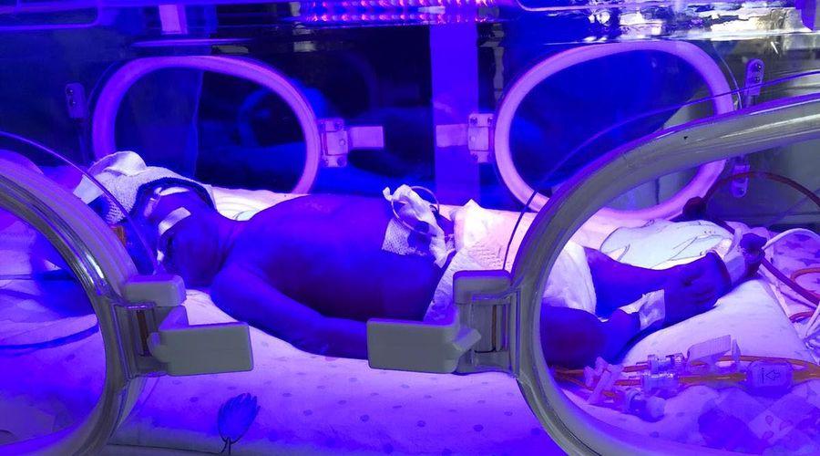 Kuvözden düşen bebeğe serebral palsi teşhisi konuldu, ailesi şikayetçi oldu