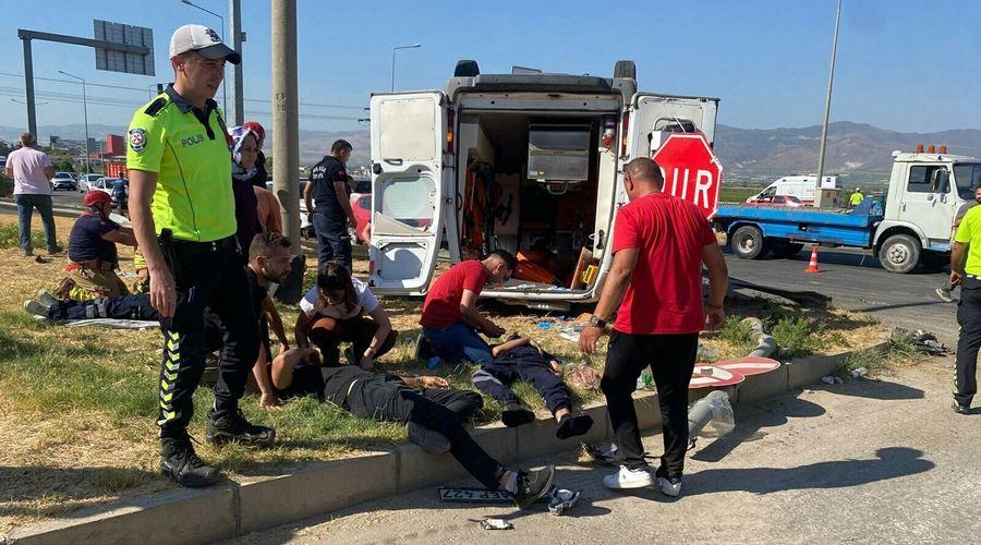 Manisa'da otomobil ile ambulans çarpıştı: 1 ölü, 6 yaralı