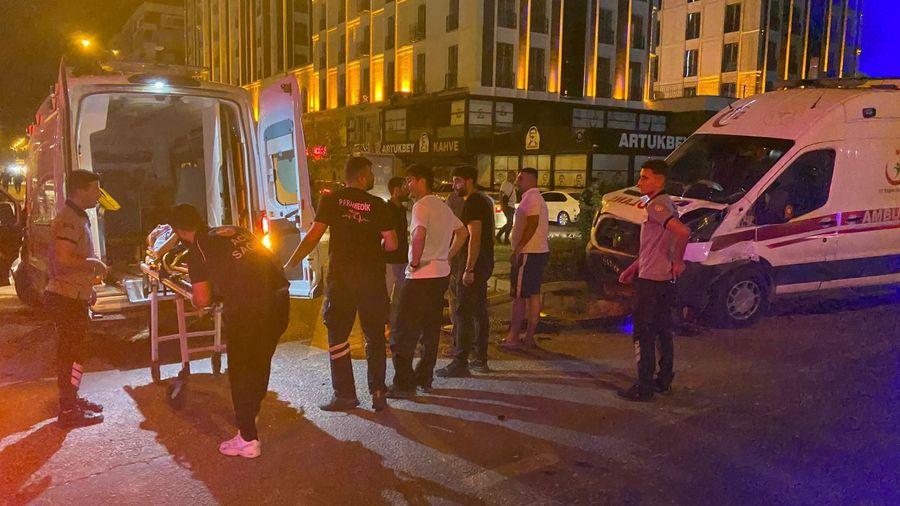 Mardin'de ambulans ile otomobil çarpıştı: 6 yaralı