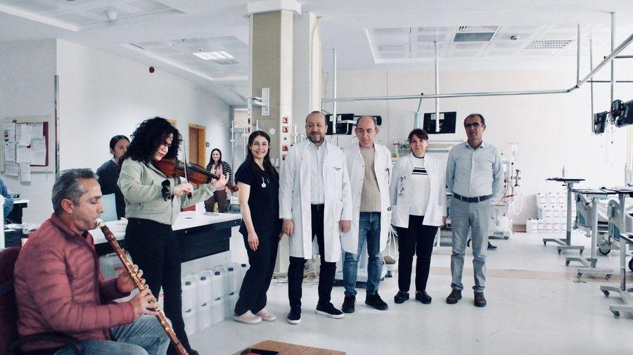 Müzisyen baba-kız, diyaliz hastaları için çaldı