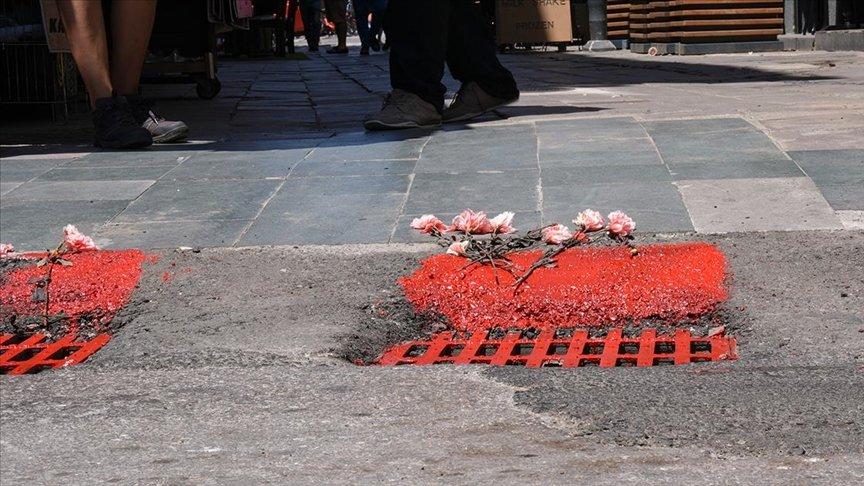 İzmir'de biri tıp öğrencisi 2 kişinin elektrik akımına kapılarak öldüğü sokakta mazgallar kırmızıya boyandı
