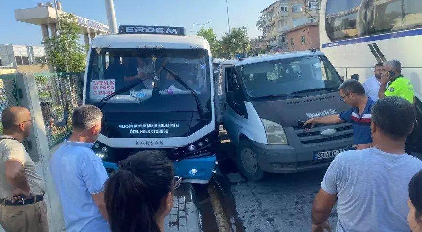 Mersin'de minibüs hastane duvarına çarptı: 1 yaralı