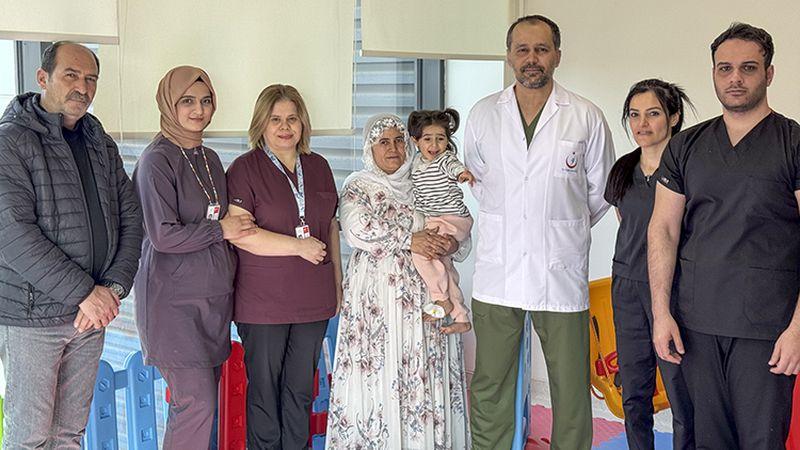 Minik Yüsra beyin sapı implantı sayesinde ilk kez duydu