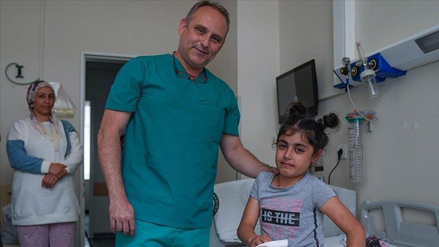 Nefes darlığı çeken çocuğun göğüs boşluğundan yarım kilogramlık kitle çıkarıldı