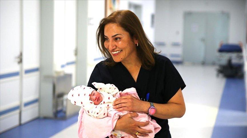 Nuray ebe, 29 yıldır annelerin kucağına 'mutluluk' bırakıyor
