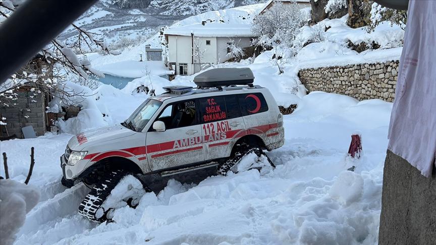 Erzincan'da yolu kardan kapanan köydeki hastaya paletli ambulans yetişti