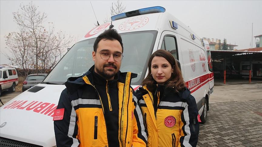 Paramedik çift, omuz omuza hastaların yardımına koşuyor