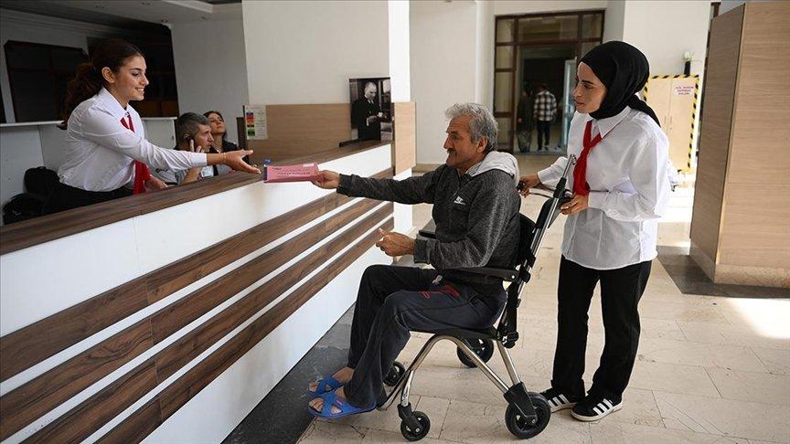 Trakya Üniversitesi Hastanesinde 'refakatçi öğrenci' uygulaması