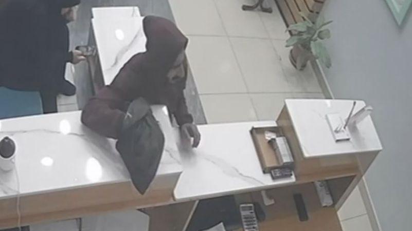 Diş kliniğindeki sadaka kutusunu çaldı; o anlar kamerada