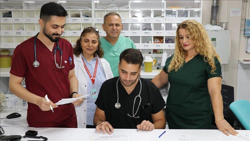 Sağlık çalışanı iki aile doktor çocuklarıyla aynı hastanede hizmet veriyor