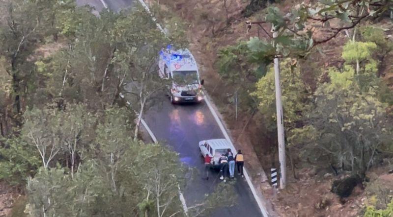 Tunceli'de sağlık çalışanları, aküsü biten otomobili itti; o anlar kamerada