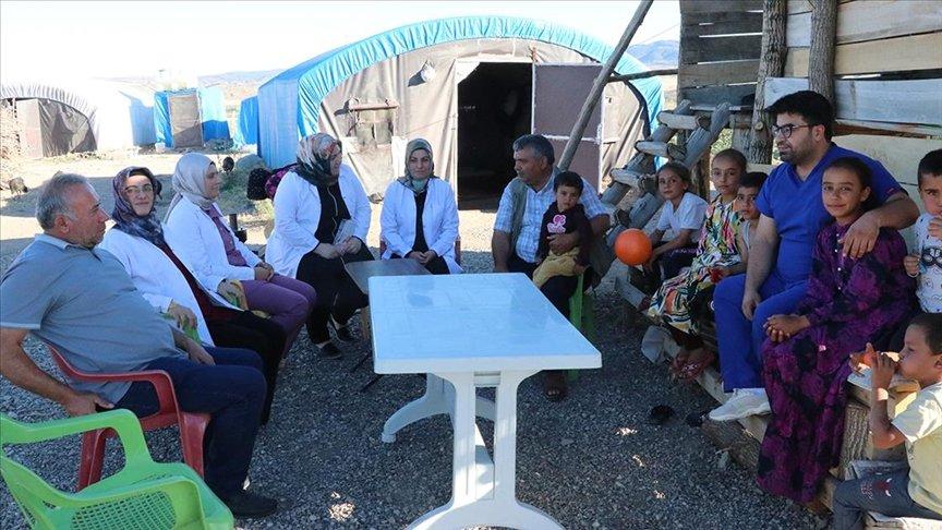Fedakar sağlık çalışanları, mevsimlik tarım işçileri için gönüllü mesai yapıyor