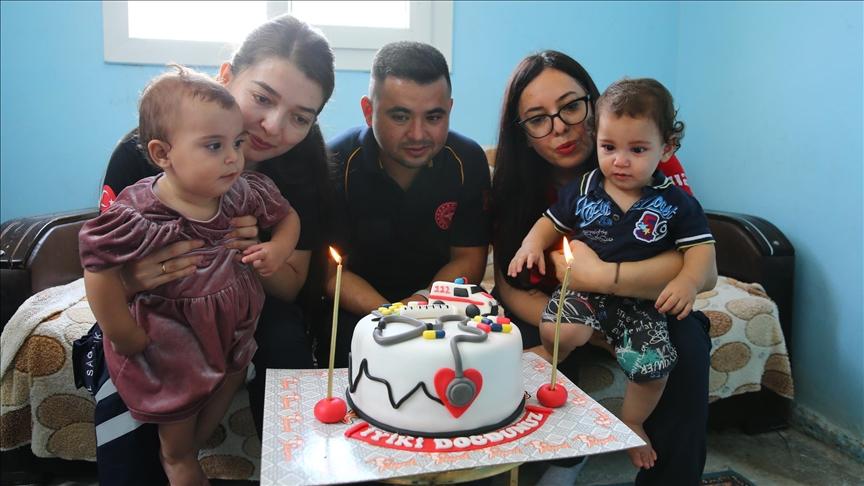 Ambulansta dünyaya gelen ikizlere 112 ekibinden doğum günü sürprizi
