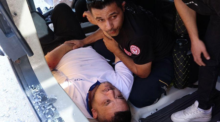 Sağlık görevlisi, yaralı sürücünün elini bırakmadı