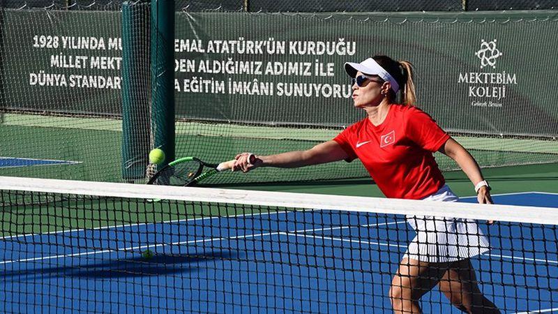 Hobi olarak başladığı teniste milli takım kadrosuna seçilen doktor, dünya şampiyonasında yarışacak
