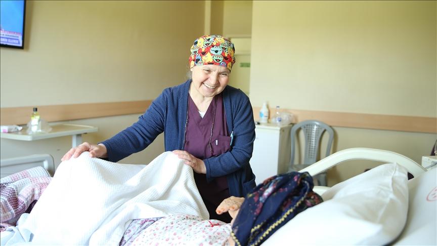 Makbule hemşire 62 yaşında ilk günkü heyecanla görev yapıyor