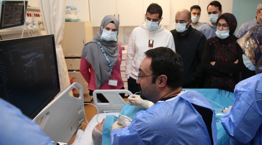 Sakarya'da uluslararası doktorlara girişimsel radyolojiyle ameliyatsız tedavi eğitimi verildi