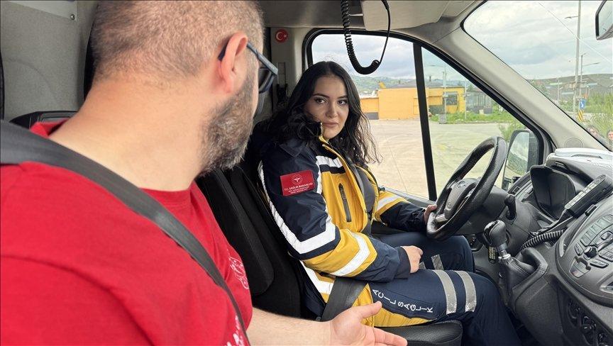 Samsun’da kadın sağlık çalışanları zorlu parkurda ambulans şoförlüğü eğitimi aldı