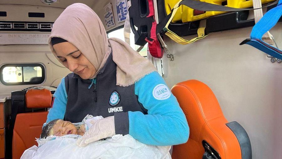Ambulansta doğum yapan kadın, bebeğine sağlık çalışanının ismini verdi